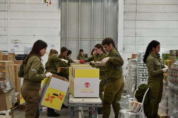 עשרות אלפי חבילות נארזו // צילום: דובר צה"ל
